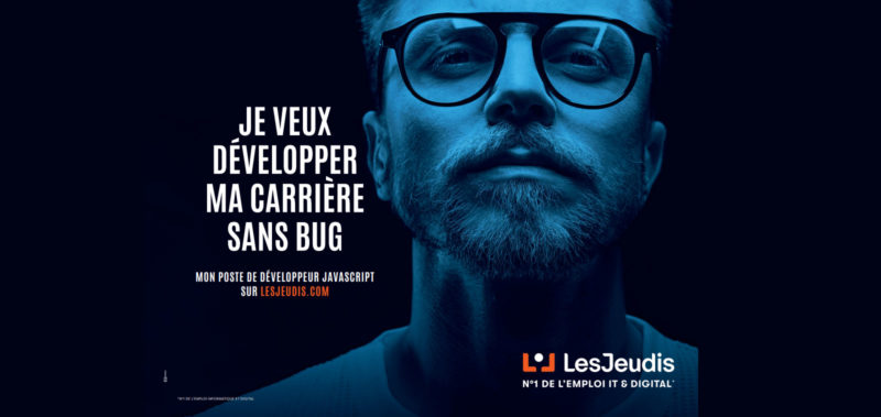 développeur javascript sur banniere pub de LesJeudis qui pense: 'je veux développeur ma carriere informatique sans bugs'