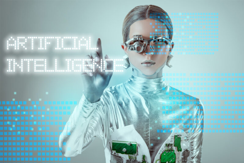 Cyborg futuriste argenté touchant le lettrage "artificial intelligence"
